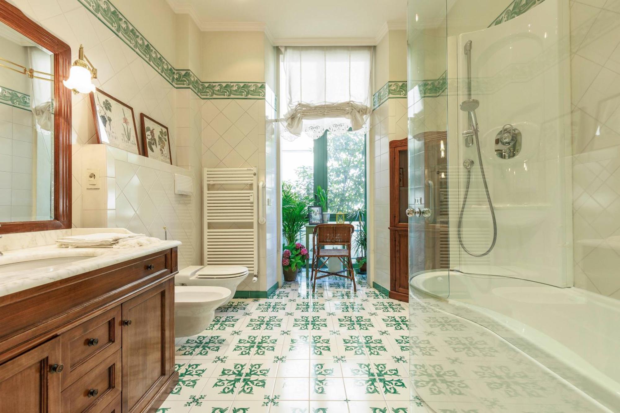 Huge With Private Garden Florencia